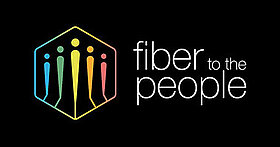 Fiber to the people Logo: weißer Schriftzug auf schwarzem Grund, links eine Raute mit stilisierten Personen in verschiedenen Farben
